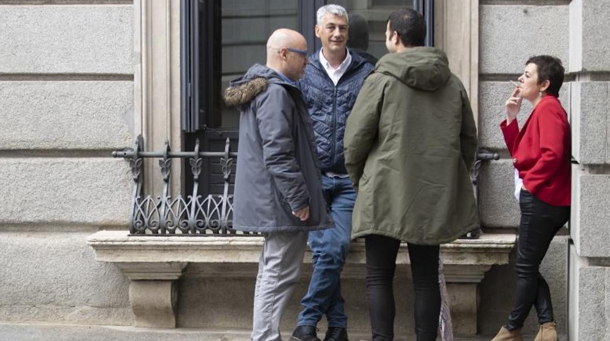 La diputada de EH Bildu, Mertxe Aizpurua, fumando junto al edificio del Congreso