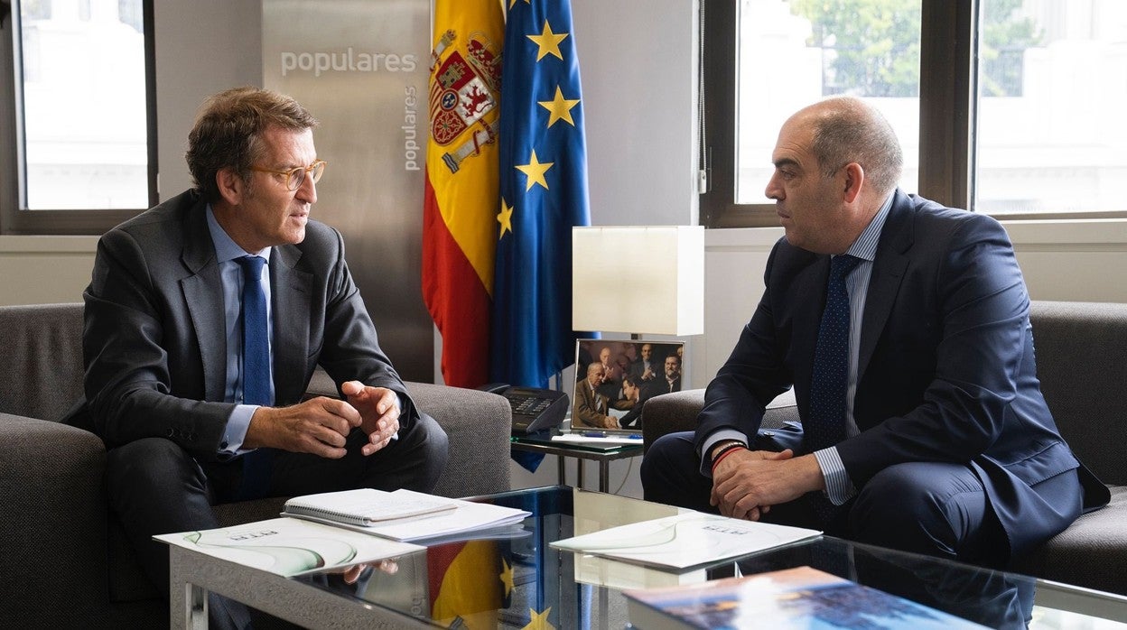 El presidente del PP, Alberto Núñez Feijóo, y el presidente de ATA, Lorenzo Amor