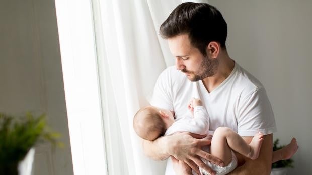 Complemento de «maternidad» para hombres: cómo se reclama y cuánto dinero supone en la pensión