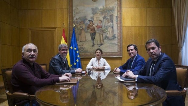 Empresarios y sindicatos rompen la negociación para la subida salarial de este año y la posponen hasta 2023