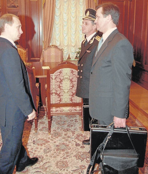 La imagen en la que Putin recibe el maletín nuclear tras llegar al poder