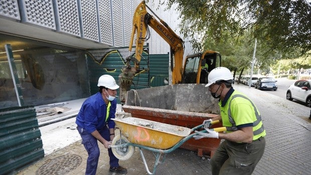 El Parlamento andaluz vota este martes el decreto de revisión de precios de obras públicas