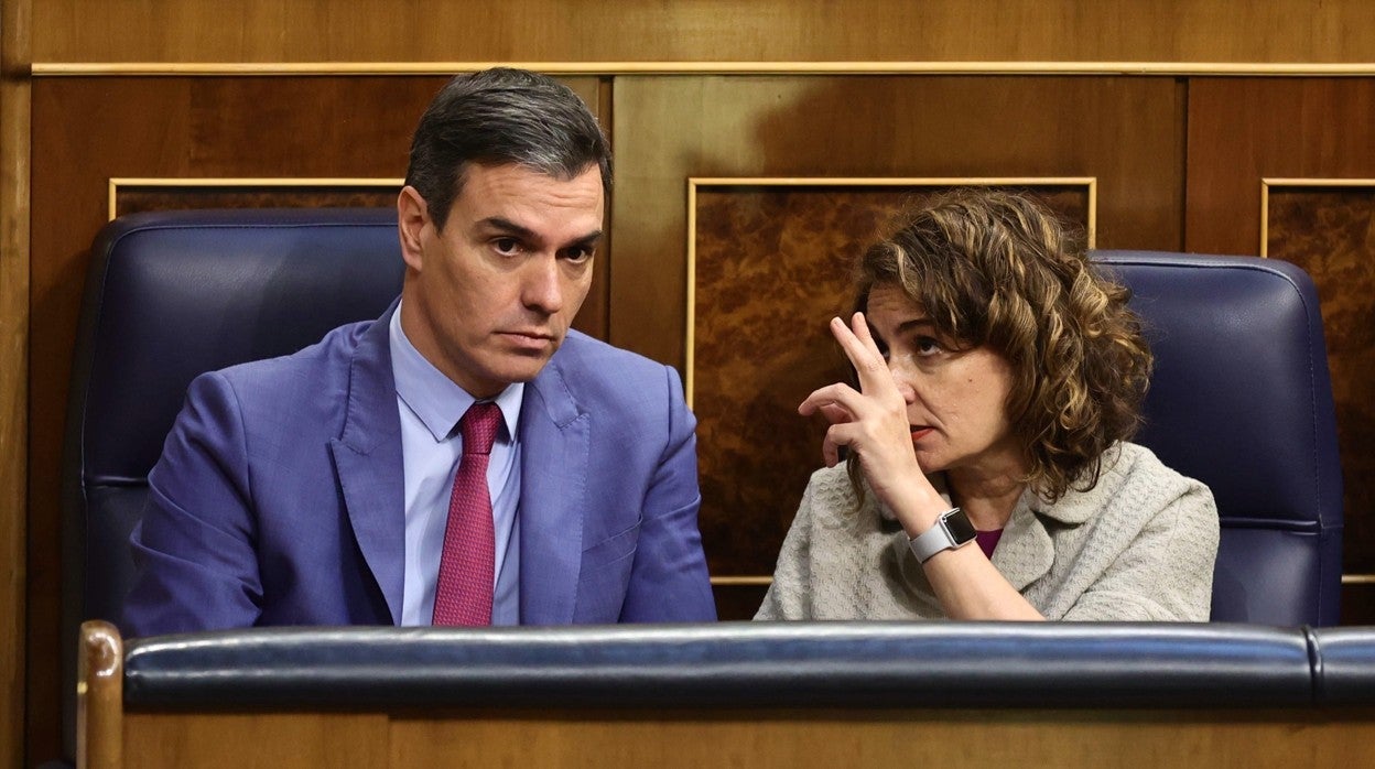 El presidente del Gobierno, Pedro Sánchez, y la ministra de Hacienda, María Jesús Montero