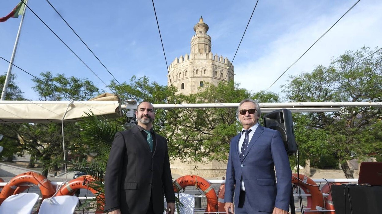 Salvador Carrasco Artiaga (izquierda) y su padre, Salvador Carrasco García, quien fundó hace cuarenta años la empresa Cruceros Torre del Oro