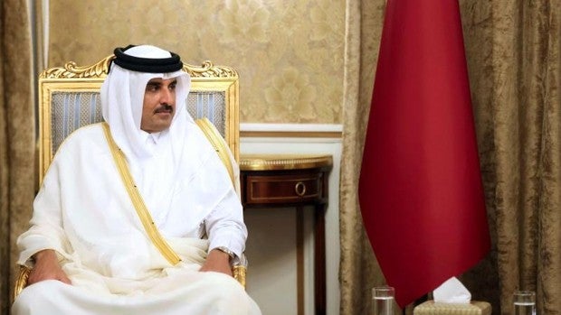 El emir de Catar aterriza en España en plena crisis del gas con Argelia
