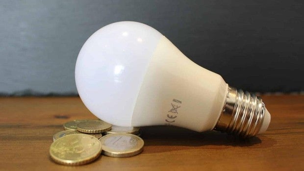 El precio de la luz bajará este sábado y volverá a caer por debajo de los 200 euros/MWh