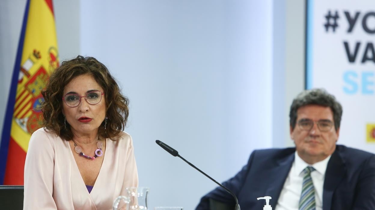 La ministra de Hacienda, María Jesús Montero y el ministro de Inclusión, Seguridad Social y Migraciones, José Luis Escrivá