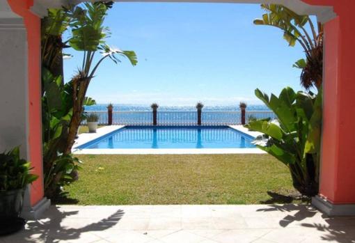 Piscina en el jardín de la casa