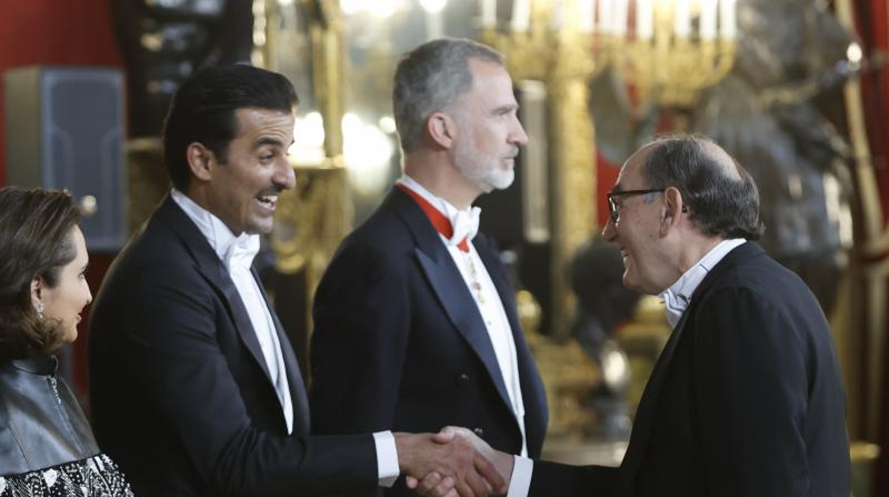 El emir de Catar Tamim bin Hamad Al Thani (2i) saluda al presidente de Iberdrola Ignacio Galán (d), acompañado por el rey Felipe VI (2d) y su esposa Jawaher Bint Hamad Bin Suhaim Al Thani (i)