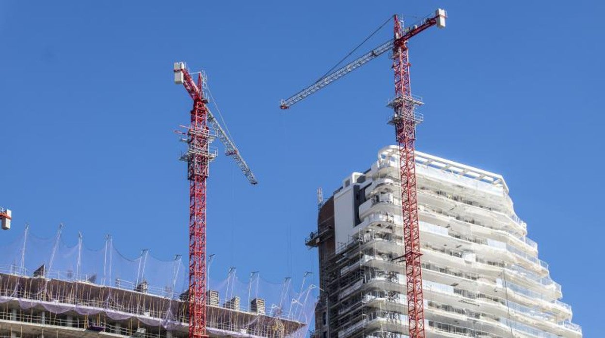 Un edificio en construcción en Benidorm