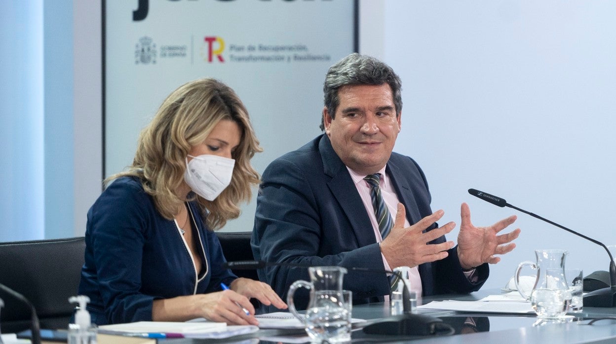 La vicepresidenta segunda y ministra de Trabajo y Economía Social, Yolanda Díaz, y el ministro de Inclusión, Seguridad Social y Migraciones, José Luis Escrivá