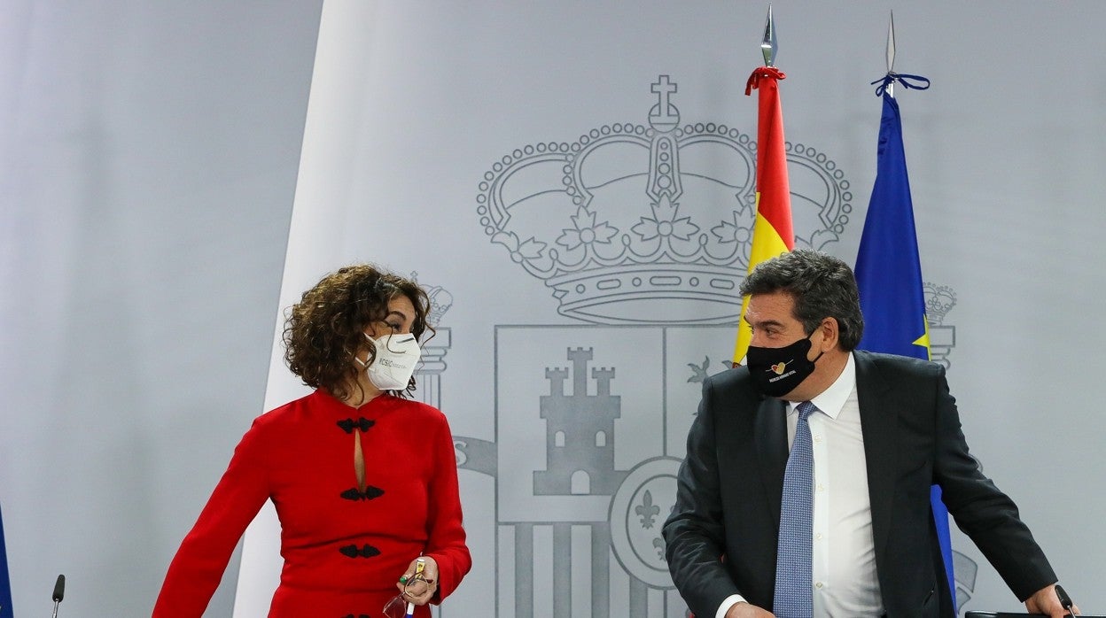 La ministra de Hacienda, María Jesús Montero, y el ministro de Inclusión, Seguridad Social y Migraciones, José Luis Escrivá