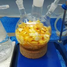 Extracción de cáscaras de naranja, de donde se consigue pectina para gelatinas