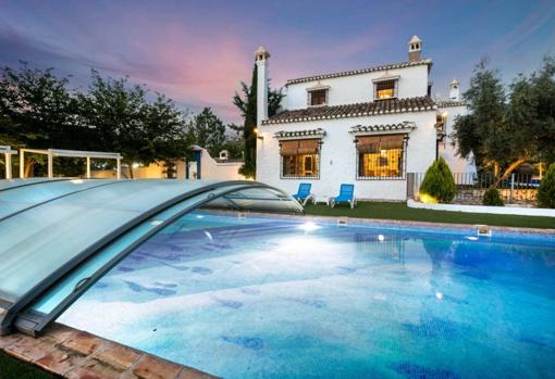 Piscina climatizada de la vivienda