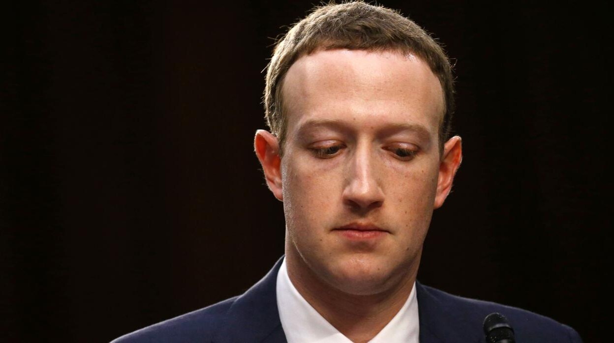 Marc Zuckerberg, fundador y dueño de Meta (antes Facebook), testificó en el Senado de Estados Unidos en 2018 sobre cómo su compañía maneja la información de sus usuarios tras el escándalo de Cambridge Analytica