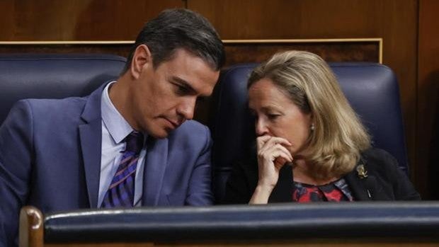 Pedro Sánchez junto a Nadia Calviño, en el Congreso de los Diputados