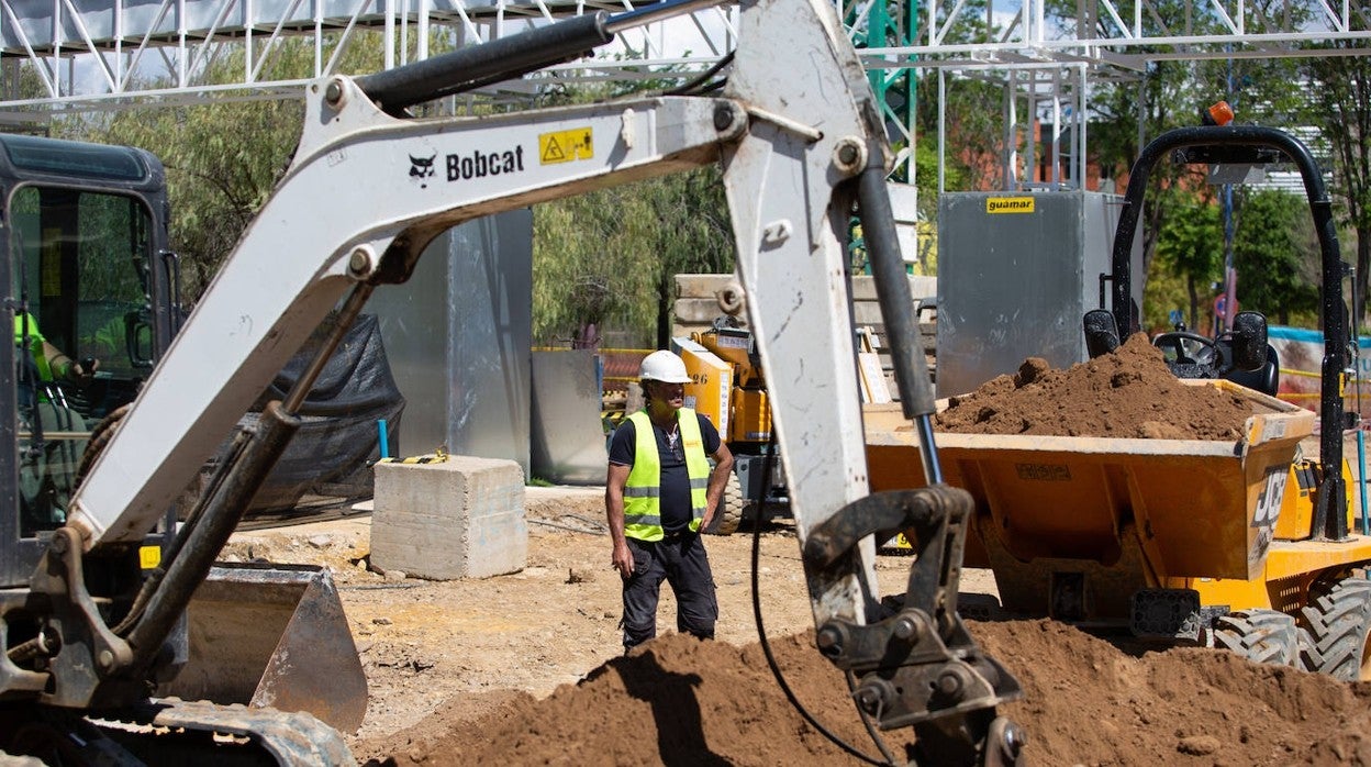 Un trabajador de la construcción en una obra en Sevilla