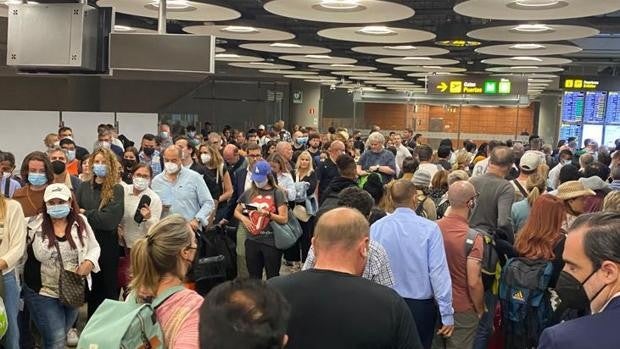 El colapso del control policial en Barajas deja a 15.000 pasajeros en tierra desde marzo