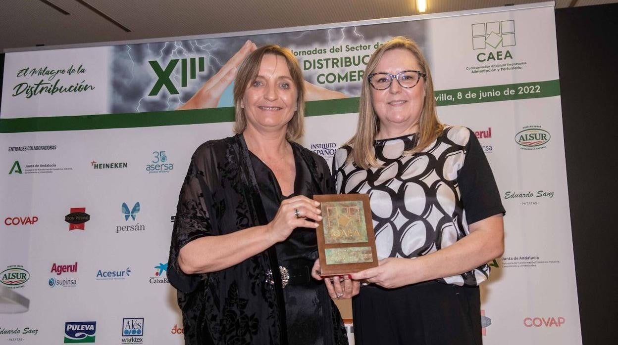 María Jesús Catalá (izquierda), directora de CaixaBank en Andalucía Occidental y Extremadura, recibe el premio de CAEA de manos de su presidenta, Virginia González