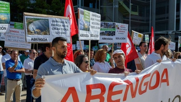 La plantilla de Abengoa amenaza con un encierro indefinido si la SEPI no rescata a la multinacional