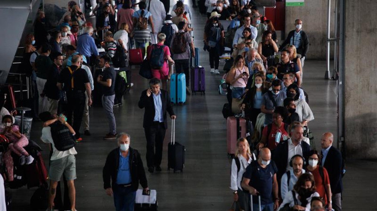 Colas para pasar los controles de seguridad en el aeropuerto de Barajas