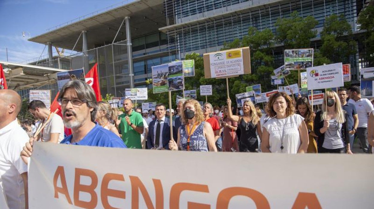 Concentración de trabajadores de Abengoa, una de las empresas que espera rescate