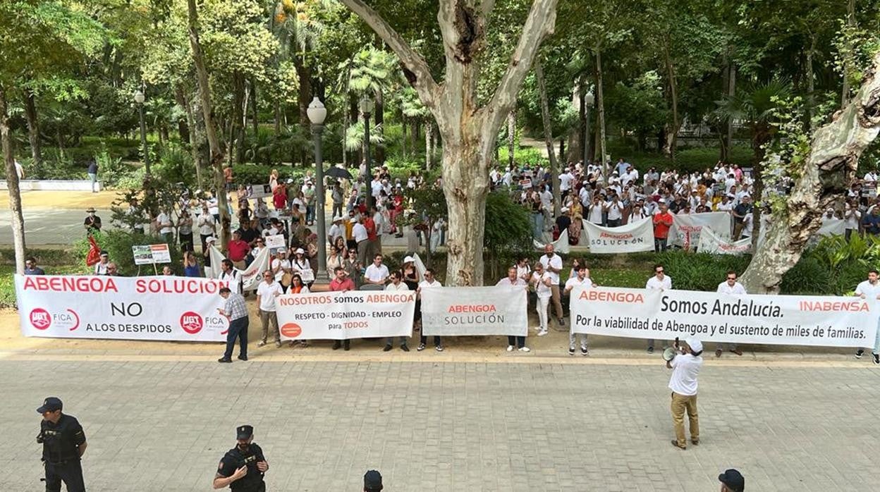 Los empleados de Abengoa han pedido este martes ante la Subdelegación del Gobierno central en Sevilla el rescate de la SEPI, organismo dependiente del Ministerio de Hacienda