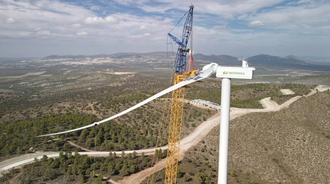 Palas de un aerogenerador en el parque de El Puntal de Málaga