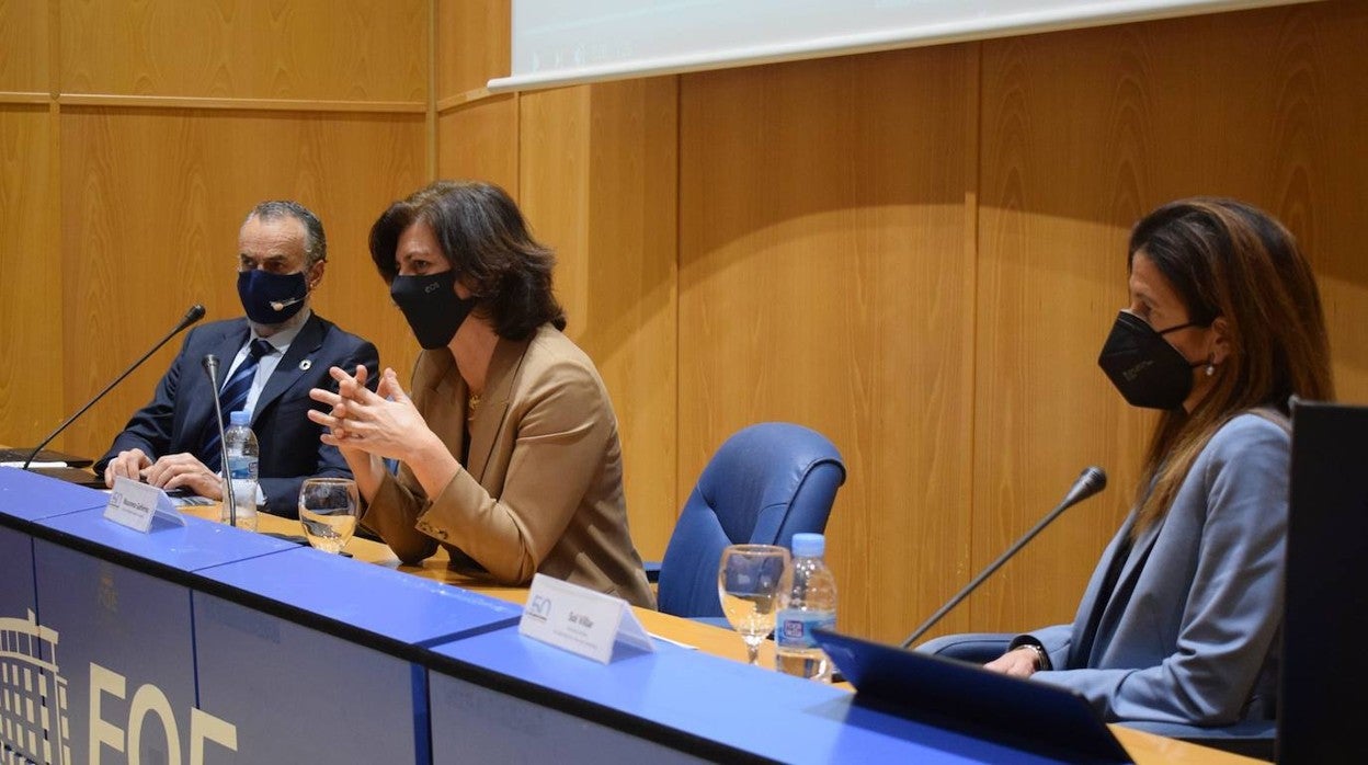 Macarena Gutiérrez, en el centro, durante un acto de la patronal onubense FOE