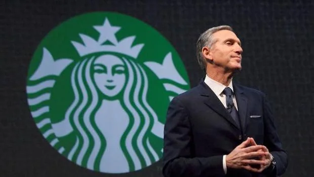 El CEO de Starbucks ruega a sus empleados que vuelvan a la oficina: «Me pondré de rodillas»