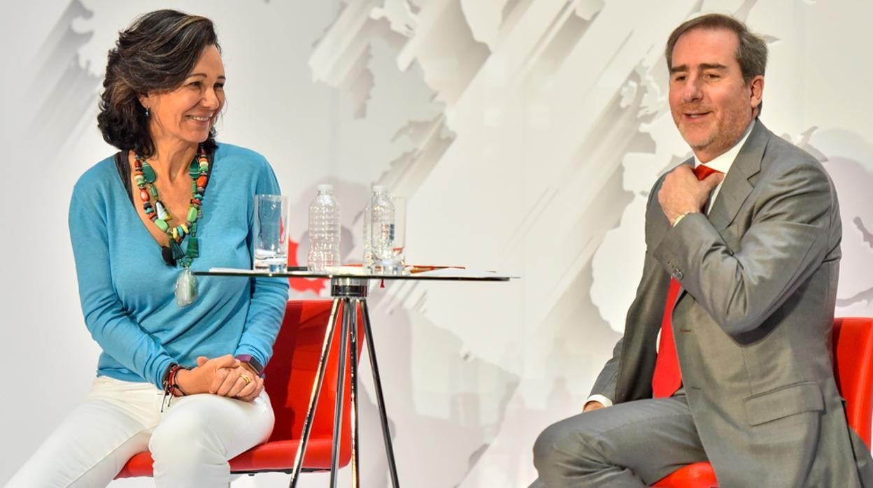 El nuevo consejero delegado, Héctor Grisi, junto a la presidenta del Banco Santander, Ana Botín