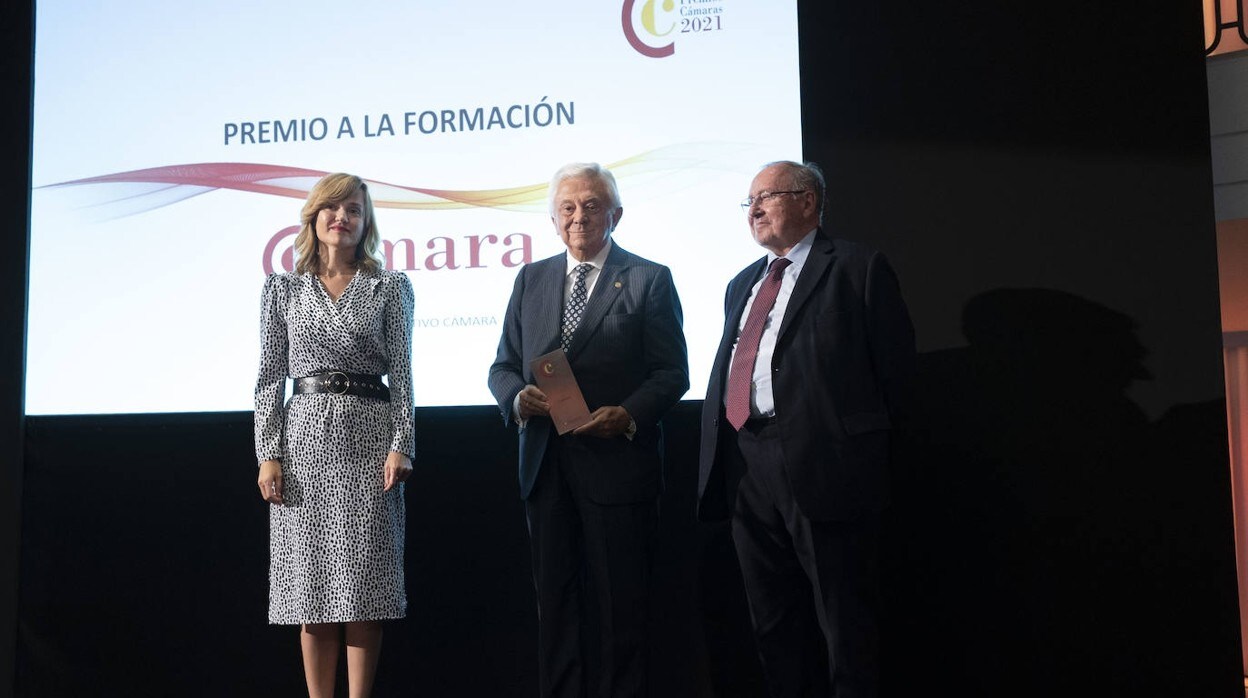 La ministra de Educación, Pilar Alegría; Francisco Herrero, presidente de la Cámara de Comercio de Sevilla; y José Luis Bonet, presidente de la Cámara de Comercio de España.