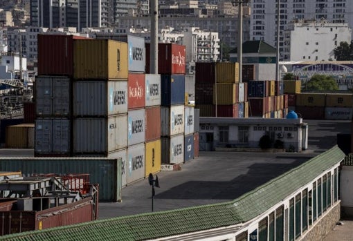 Contenedores en el puerto de Argel