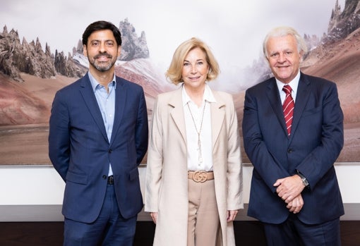 La consejera delegada del Bankinter (centro), María Dolores Dancausa, en la imagen de presentación de su nueva iniciativa junto al director general de Vivienda (izquierda)