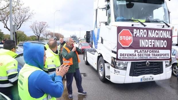 La ley para que los transportistas no trabajen a pérdidas no llegará este mes y aviva la amenaza de nuevos paros