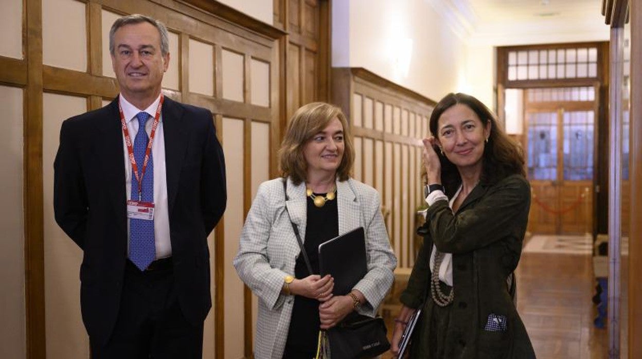 La presidenta de la Airef, Cristina Herrero, en el centro, junto al consejero delegado del Sabadell