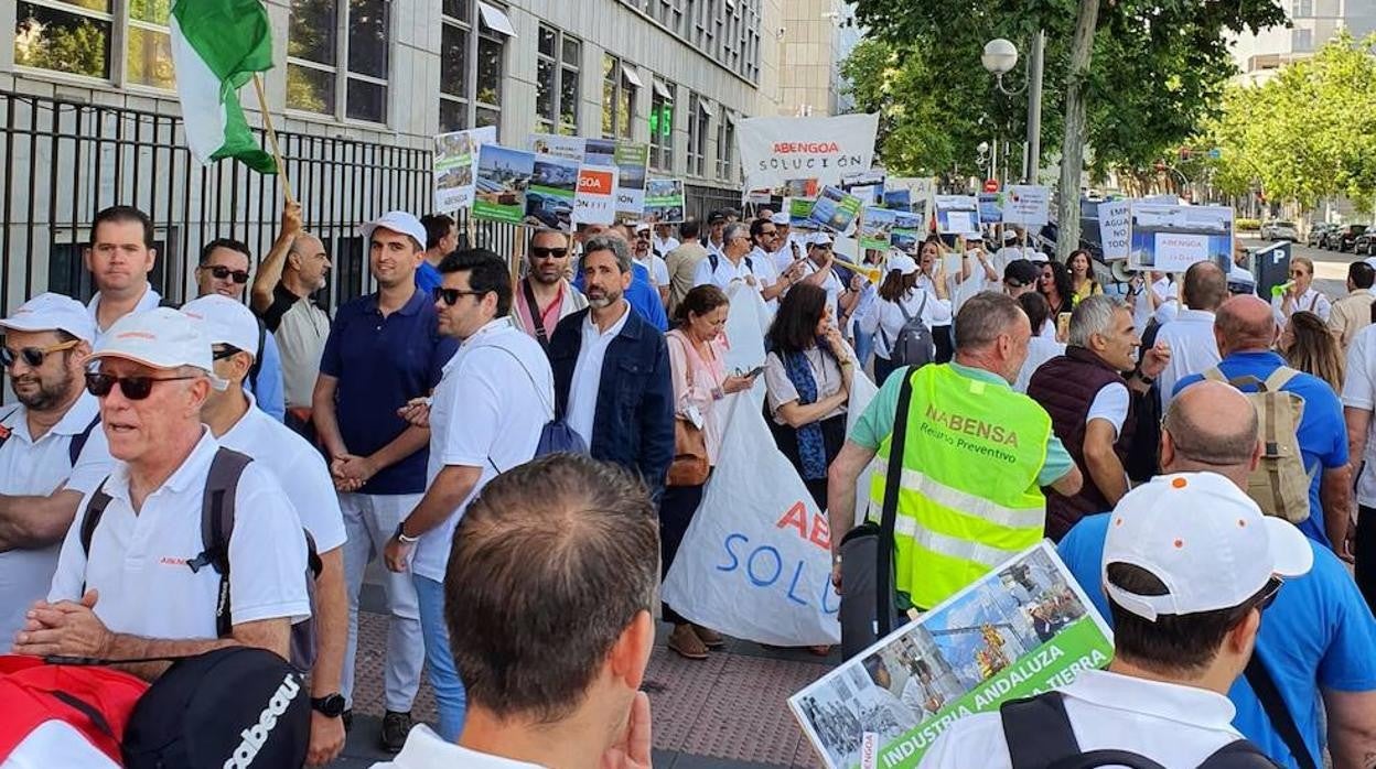 Concentración de trabajadores de Abengoa este martes ante las puertas de la Sepi