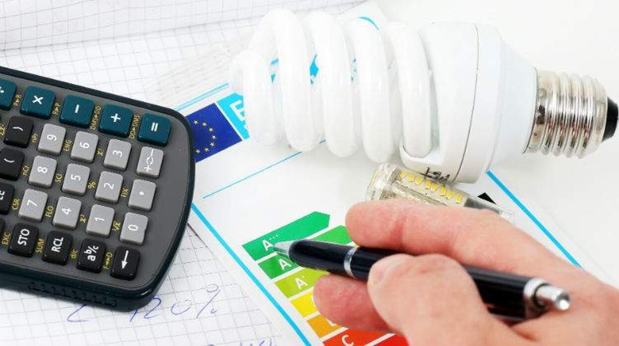 La bajada del IVA de la luz al 5% supondrá un ahorro considerable en la factura de la luz de un hogar medio español
