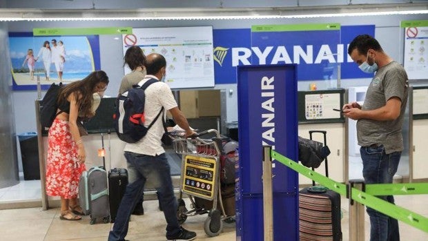 Sindicatos acusan a Ryanair de incumplir la ley al considerar servicios mínimos el 100% de vuelos programados