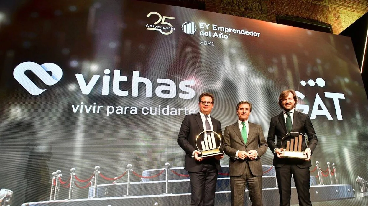 Rosauro Varo, presidente de GAT Inversiones y Jorge Gallardo, presidente de Vithas, reciben el Premio Emprendedor del Año de EY ex aequo de manos de Federico Linares, presidente de EY