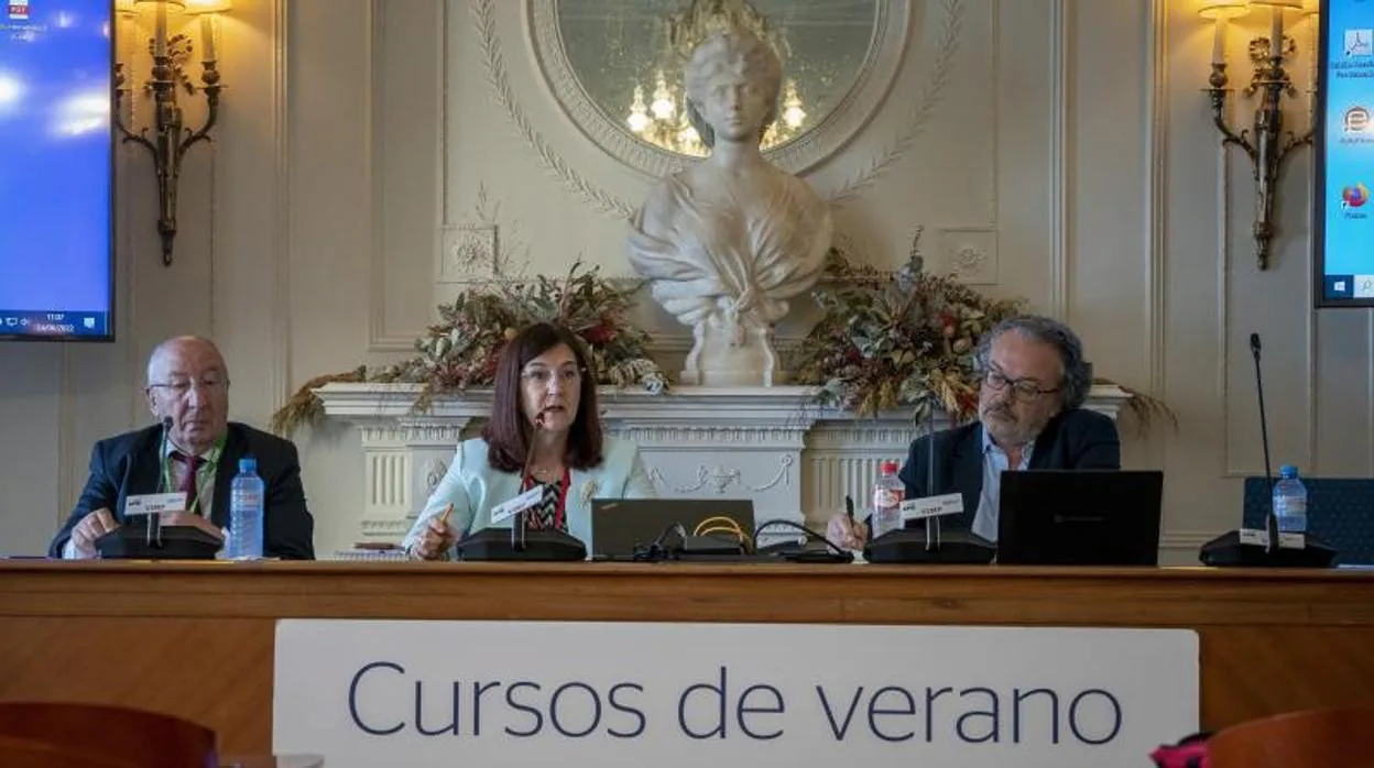Cani Fernández, centro de la imagen, presidenta de la Comisión Nacional de los Mercados y la Competencia (CNMC)
