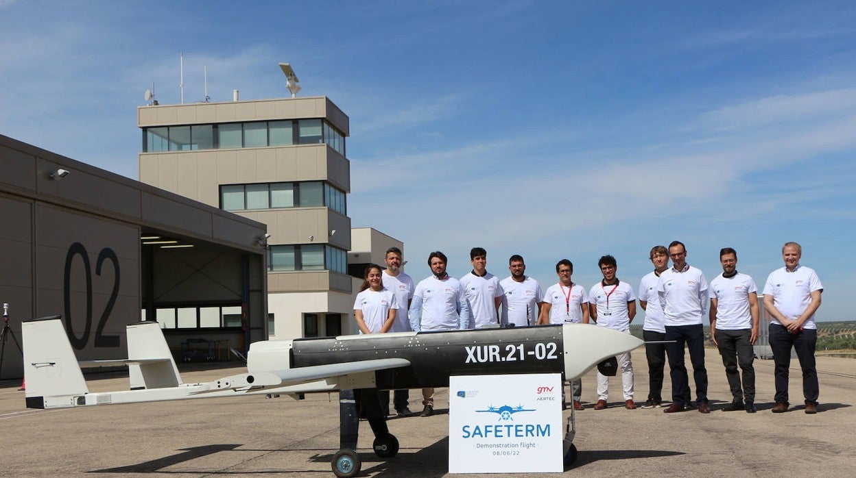 Equipo que ha realizado los ensayos en el centro Atlas de Villacarrillo con un dron Tharsis de Aertec