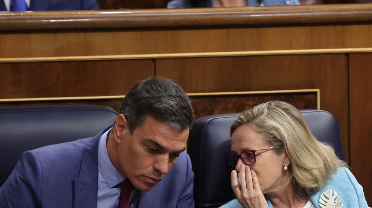 El presidente del Gobierno, Pedro Sánchez, y la vicepresidenta y ministra de Asuntos Económicos, Nadia Calviño