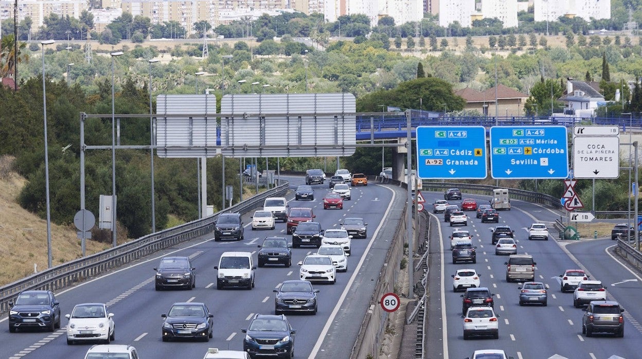 Coches circulan por las autovías de la red de carreteras andaluza buscando la costa