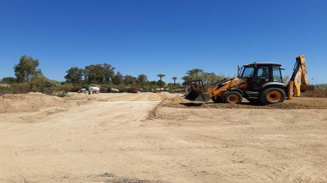 Una máquina excavadora prepara el terreno de Guillena donde se construirá la planta solar