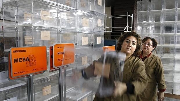 Urnas almacenadas en un almacén electoral