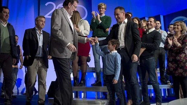 Rajoy saluda a un niño durante un mitin en Estepona