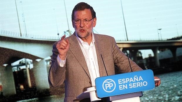 El presidente del gobierno, Mariano Rajoy, durante el acto electoral que el PP ha celebrado ayer en el teatro Florida de Algeciras