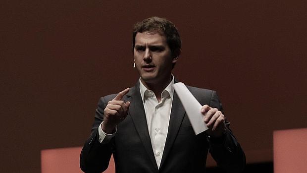 Albert Rivera anuncia «el fin del bipartidismo político» el próximo 20-D