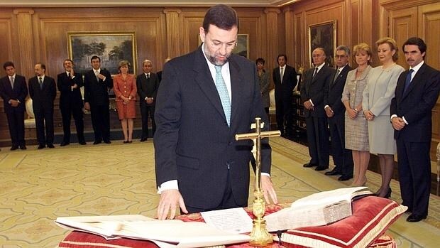 Mariano Rajoy jura el cargo de vicepresidente primero y ministro de la Presidencia en el 2000